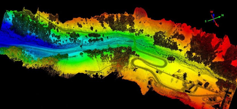 Carte topographique colorée d'un paysage avec une rivière et des routes sinueuses.